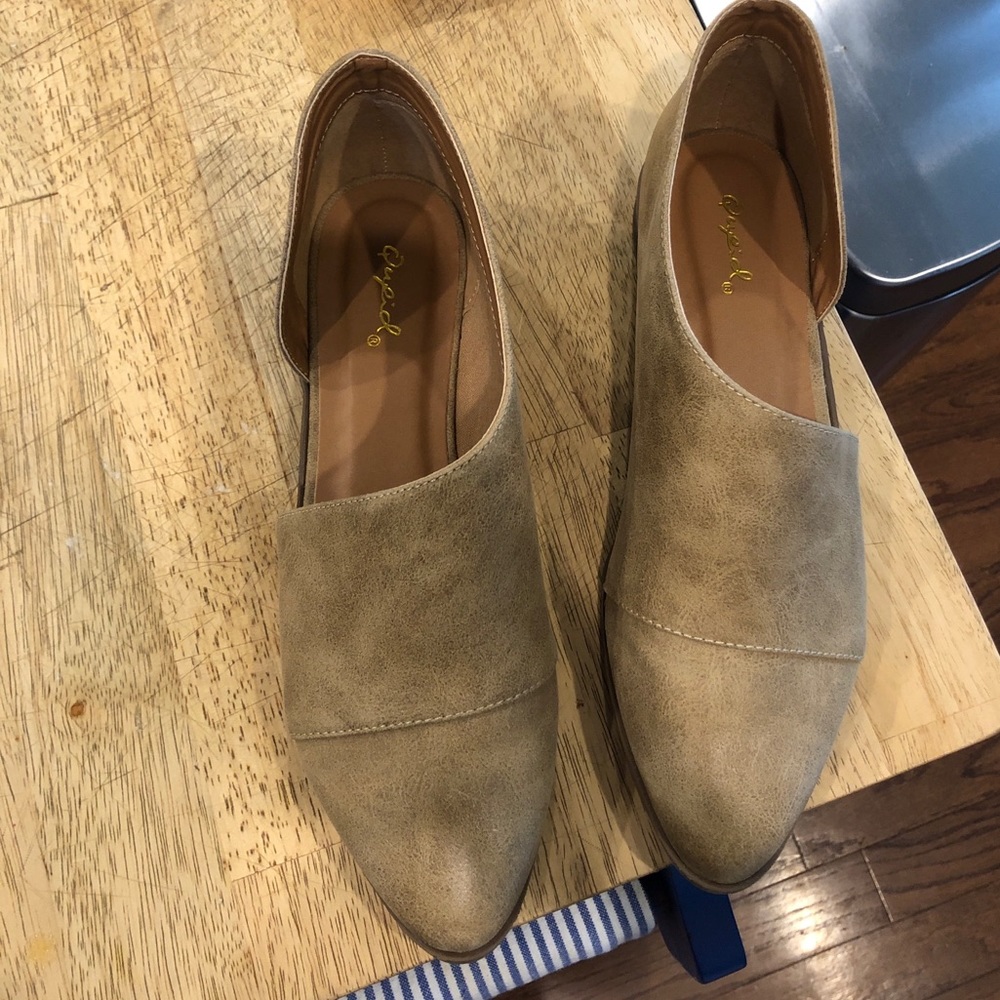 Pointed toe flats